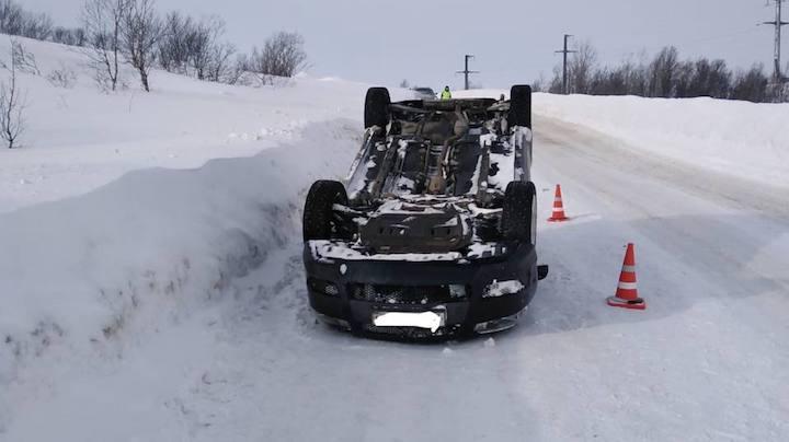 Водитель Mitsubishi пострадал в результате опрокидывания автомобиля на дороге Снежногорск — Гаджиево